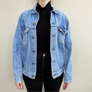 Vintage Levi’s light-wash distressed denim jacket. 💙